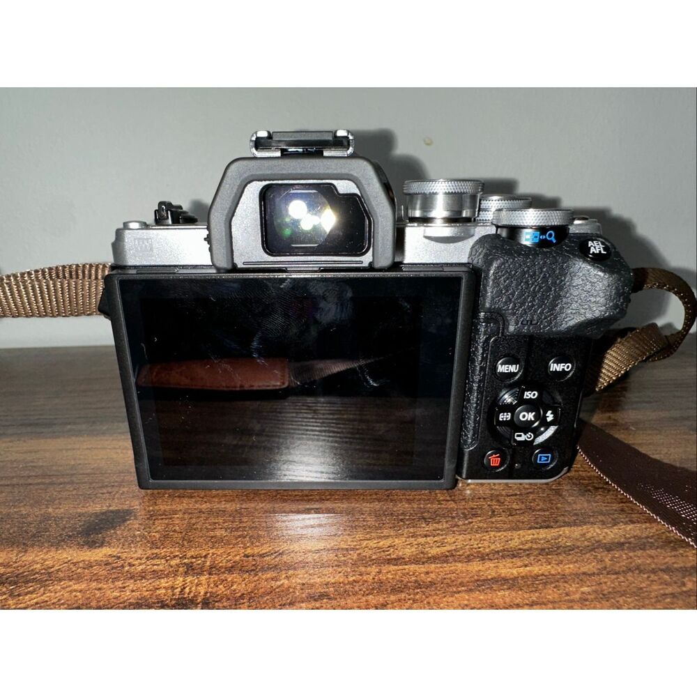 Olympus E-M10 Mark IV Silver Micro Four Thirds System Camera 20MP Sensor 5-Axis - Picture 5 of 9